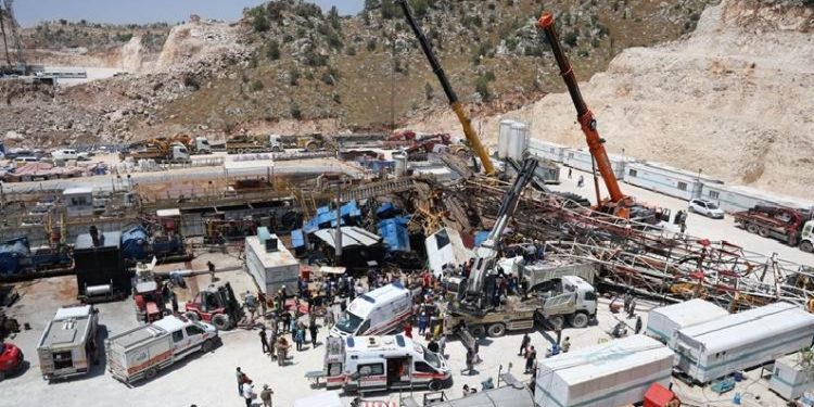 تركيا.. انهيار منصة تنقيب عن النفط في شرناق