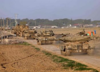 آليات عسكرية إسرائيلية تقترب من معبر رفح