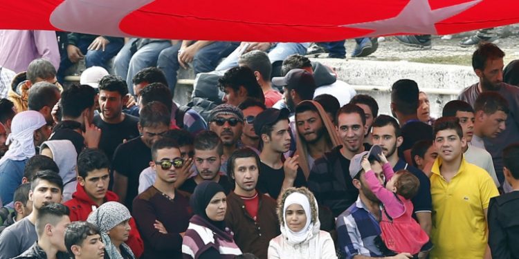 السوريون في تركيا.. بين نار الاضطهاد والعودة للوطن المدمر