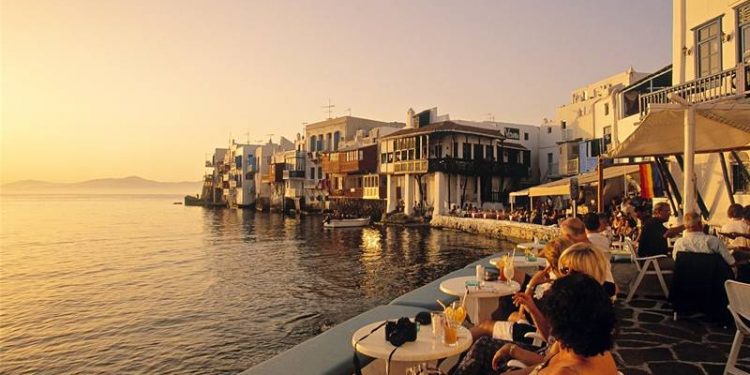 الأتراك ينقذون اقتصاد الجزر اليونانية