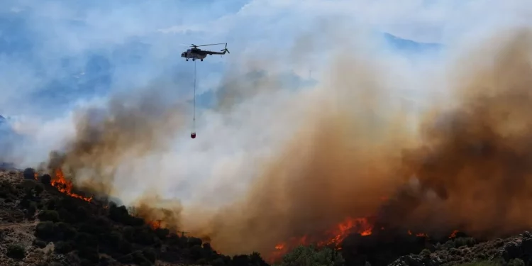 الجيش التركي يدفع بمروحيات لإطفاء حرائق الغابات في 3 ولايات