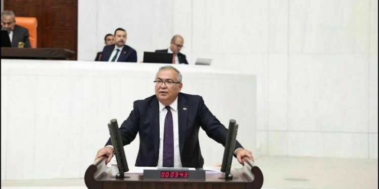 برلماني تركي: العدالة والتنمية بنى ديكتاتورية تدوس على القانون