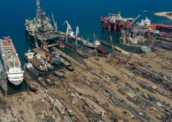 وفاة عاملٍ تركي إثر تسمّم بالغاز في مصنع تفكيك السفن في إزمير