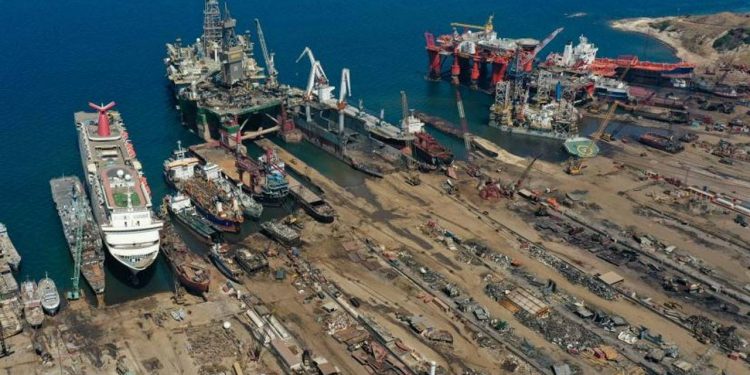 وفاة عاملٍ تركي إثر تسمّم بالغاز في مصنع تفكيك السفن في إزمير