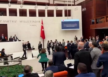 عراك في البرلمان التركي يخلف إصابات