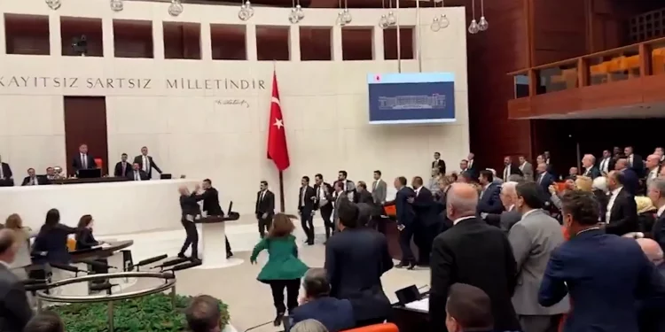 عراك في البرلمان التركي يخلف إصابات
