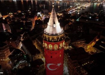 إضاءة الأماكن التاريخية في إسطنبول بمناسبة يوم النصر