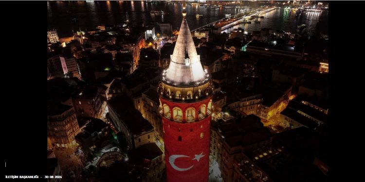 إضاءة الأماكن التاريخية في إسطنبول بمناسبة يوم النصر