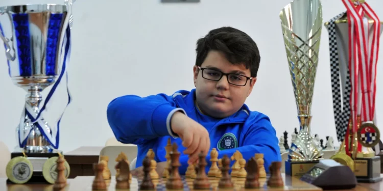 منح لقب “الأستاذ الكبير” في الشطرنج لصبي تركي!