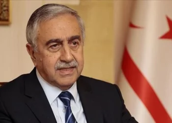 نقل رئيس قبرص التركية السابق مصطفى أقينجي إلى المستشفى