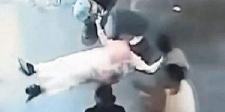 تركي يقتل زوجته بمنتصف الشارع أمام المارة!