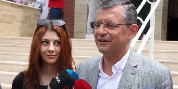 زعيم المعارضة التركية يحضر أولمبياد باريس مع ابنته