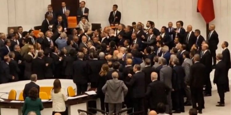 هل تركيا معرضة لاضطرابات سياسية عنيفة؟