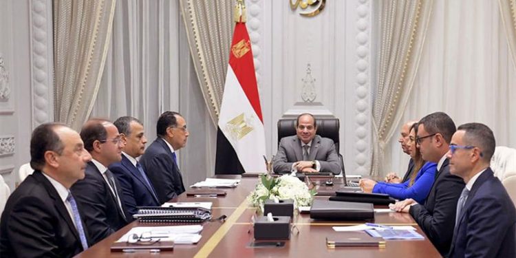 السيسي يكلف الحكومة بدعم المصانع المتعثرة في مصر