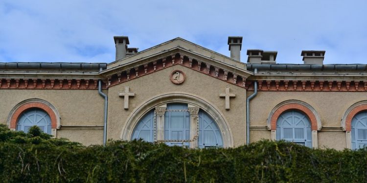 أردوغان يعطي التعليمات لافتتاح مدرسة لاهوتية