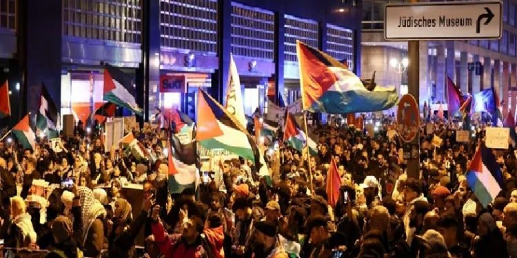 الشرطة الألمانية تلاحق طفلا يحمل العلم الفلسطيني!