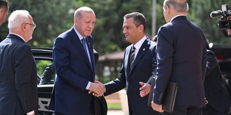 صحفي تركي: المعارضة ستهدي أردوغان الرئاسة!