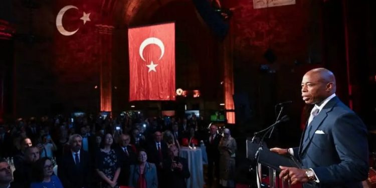 هل تلقى عمدة نيويورك رشاوى من تركيا؟