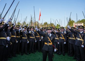 هل دفعت أزمة حفل تخرج عسكري قائد سرية للاستقالة؟