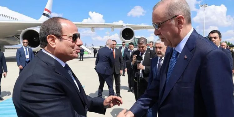 أردوغان يستقبل السيسي بمطار أنقرة