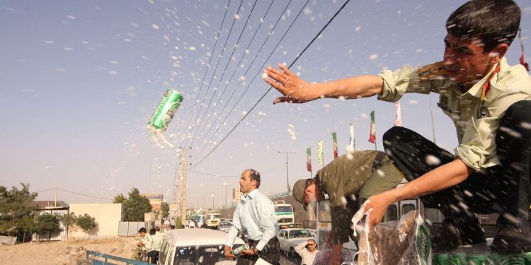 خمور مغشوشة تتسبب بمقتل 4 وتسمم العشرات في إيران