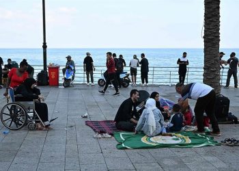 لبنانيون ينامون على الشواطئ وفي الشوارع بسبب الغارات الإسرائيلية