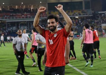 محمد صلاح يحتفل بالمباراة رقم 100 مع منتخب مصر