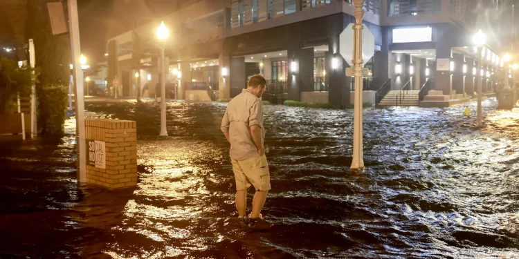 إعصار ميلتون يضرب ساحل فلوريدا ويقطع الكهرباء عن 2.8 مليون شخص