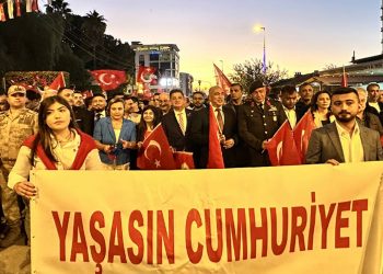 موكب بالمشاعل في هاتاي احتفالا بعيد الجمهورية التركية