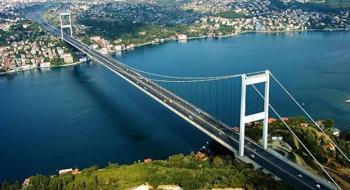 تصادم مباشر بين باخرتين في مضيق البوسفور (فيديو)