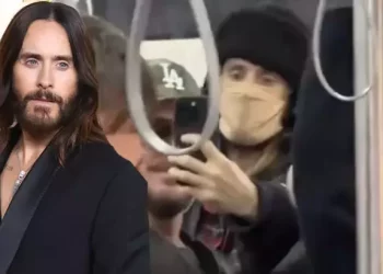 الممثل الأمريكي جاريد ليتو يستقل حافلة عامة في إسطنبول