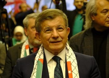 داود أوغلو يؤيد عملية إعادة السلام مع الأكراد