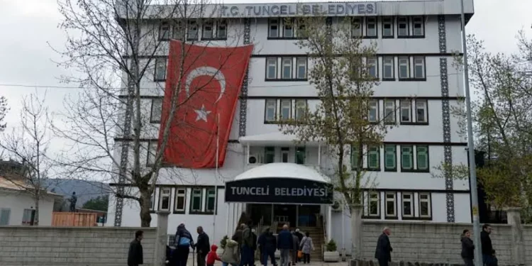 عزل عمدتين آخرين في تركيا!