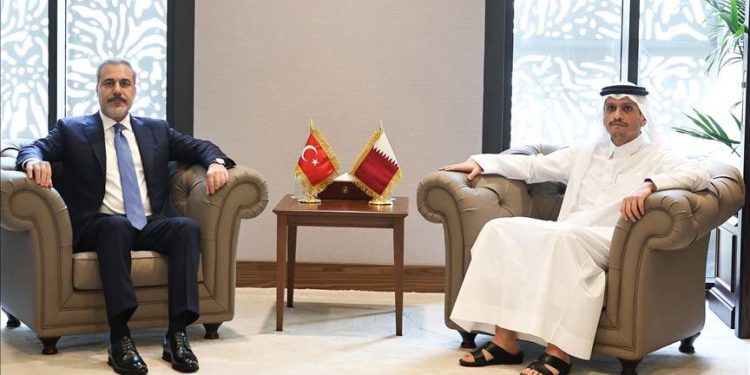 فيدان يبحث الأوضاع في سوريا مع نظيره القطري ورئيس الوزراء اللبناني