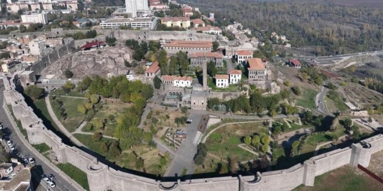 تركيا.. سائحة تسقط من على أسوار ديار بكر