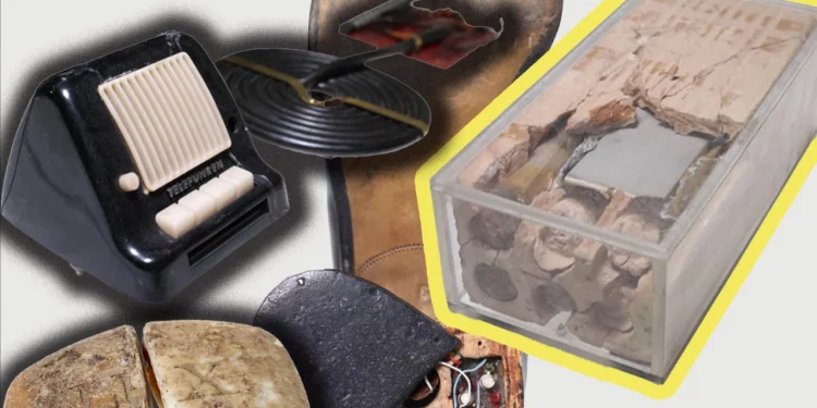 المخابرات التركية تستعرض أجهزة التنصت المستخدمة في الماضي