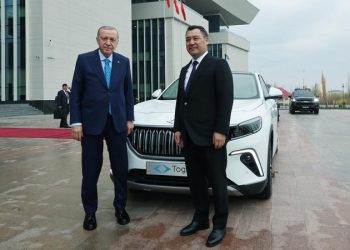 أردوغان يهدي سيارة توج إلى رئيس قيرغيزستان