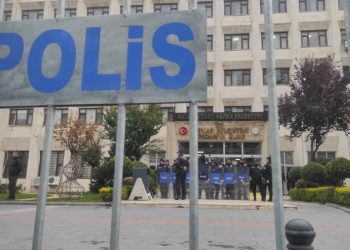 تركيا.. عزل 3 عمد بلديات كردية