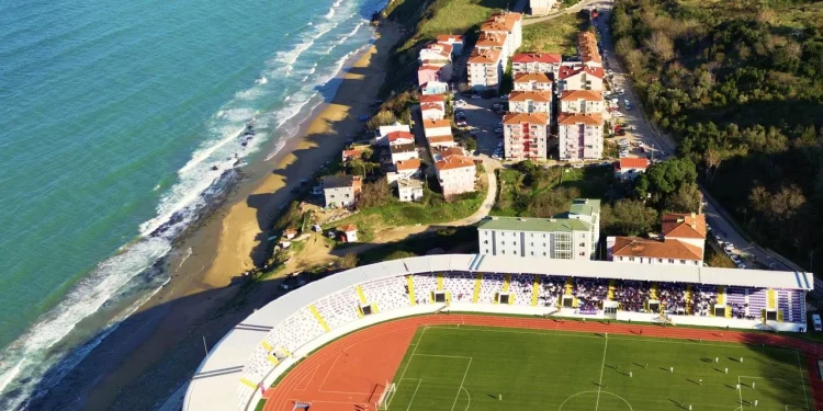 تركيا تفتتح أقرب ملعب إلى البحر في مدينة “سينوب”