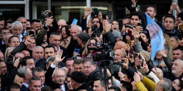 زعيم المعارضة التركية السابق يحول محاكمته لجلسة محاسبة لأردوغان