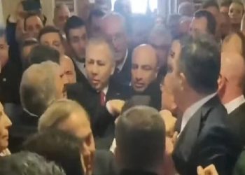 تركيا.. نواب المعارضة يشتبكون مع حرس وزير الداخلية