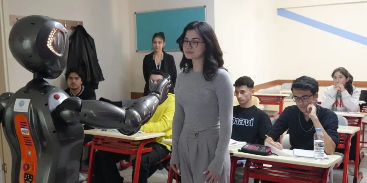 أول معلمة بتقنية الذكاء الاصطناعي تبدأ مهامها في تركيا