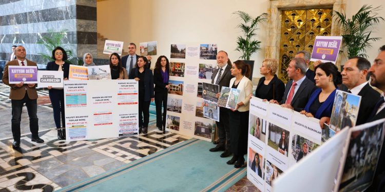 احتجاج في البرلمان التركي على عزل عمد بلديات كردية