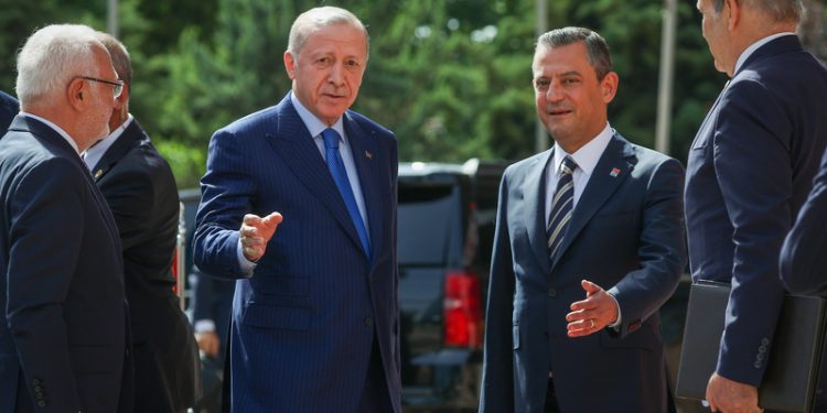 زعيم المعارضة لأردوغان: لا تكن سياسي صالونات