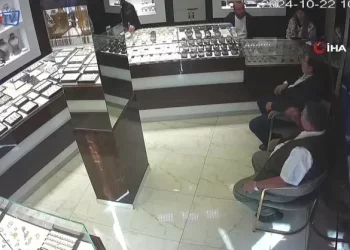 صائغ تركي يطلق الرصاص على زبونه