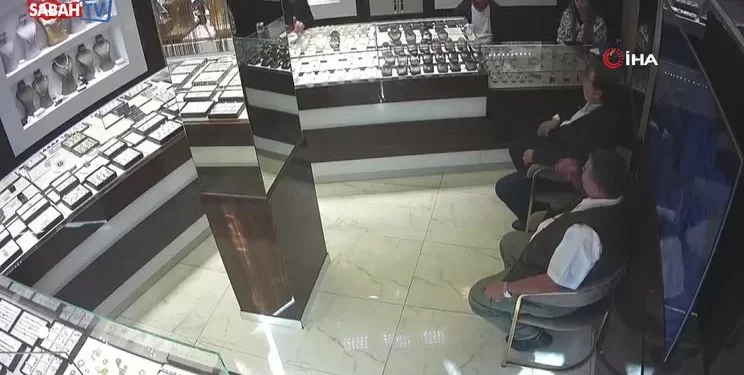 صائغ تركي يطلق الرصاص على زبونه