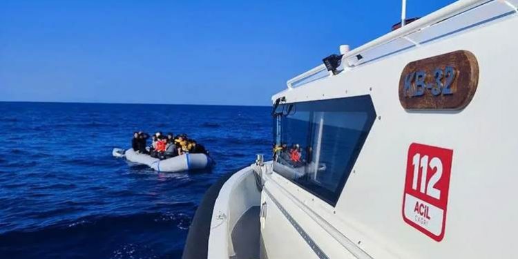 تركيا.. اعتقال 76 مهاجرا على سواحل إزمير