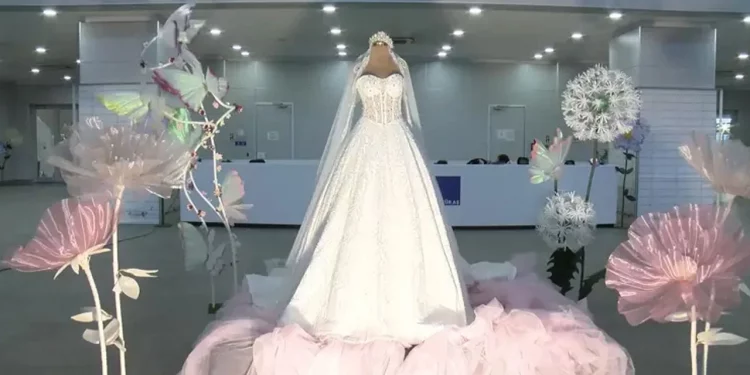 بالألماس.. فستان زفاف تركي سعره مليون دولار