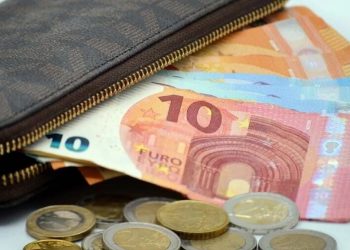 مصارف هولندا تدعو المواطنين للاحتفاظ بالنقود في المنزل