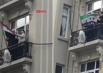 إنزال العلم السوري من مبنى القنصلية في إسطنبول